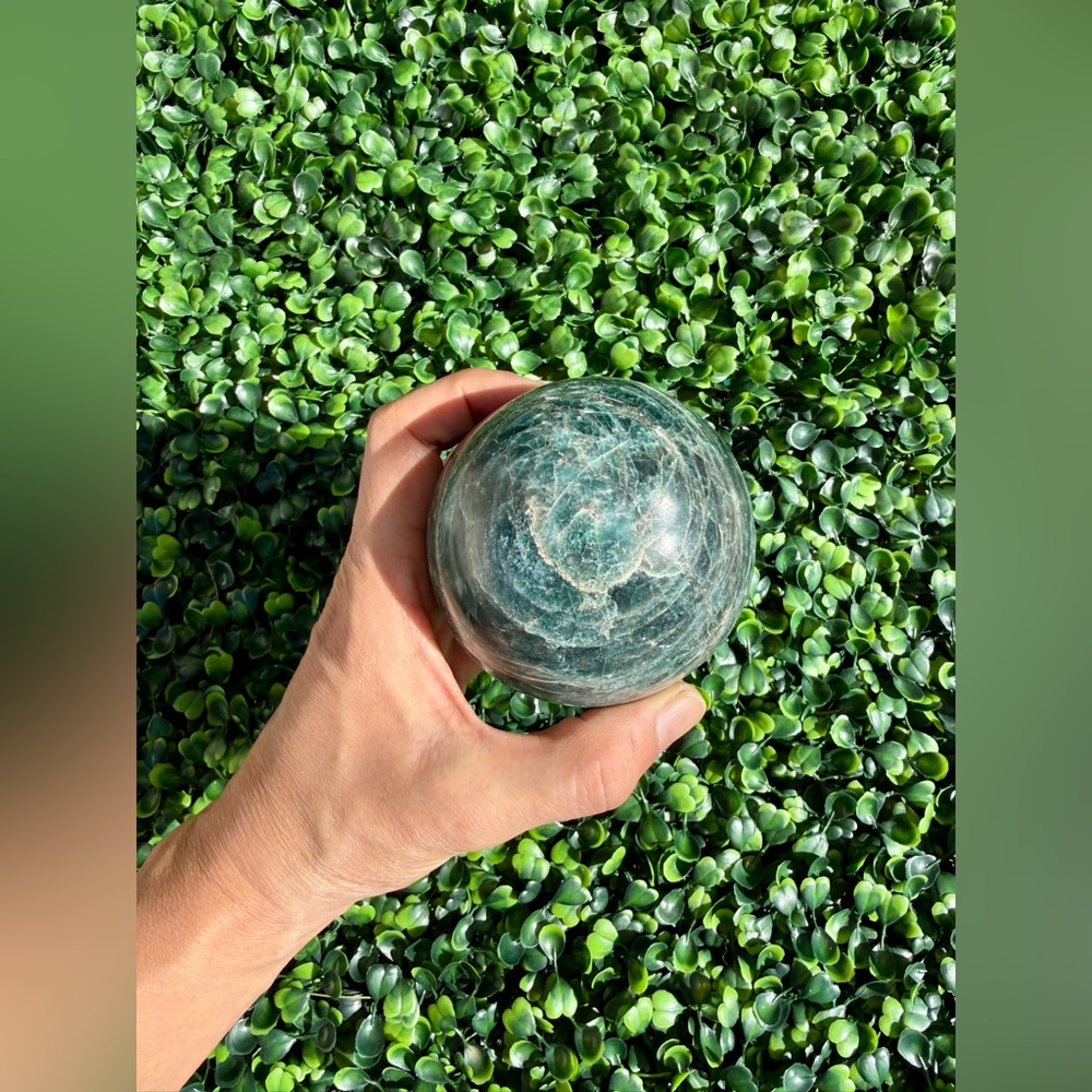 Blue Apatite sphere from Madagascar - Picture 4 of 8